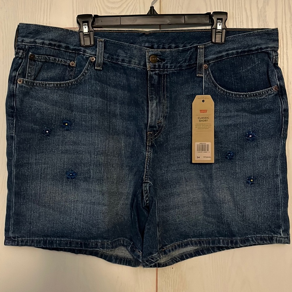 Levi’s Classic Short w/ Embroidery Detail